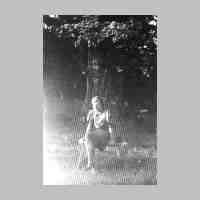 015-0102 Margarete Berg im Sommer 1942 an der Koenigseiche.jpg